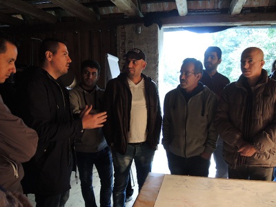 „sinnvoll warten – tua eppas“ im Tonhof – Osama Almughanni übersetzte unermüdlich als gebürtiger Palästinenser für die arabisch sprechenden Gäste.