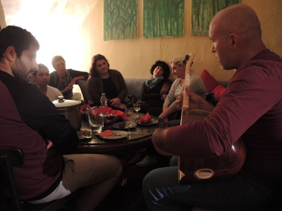 „sinnvoll warten – tua eppas“ im Tonhof – Der syrische Musiker Arif Omar vom Gasthof und Asylquartier Bärenwirt spielte auf seiner Laute.