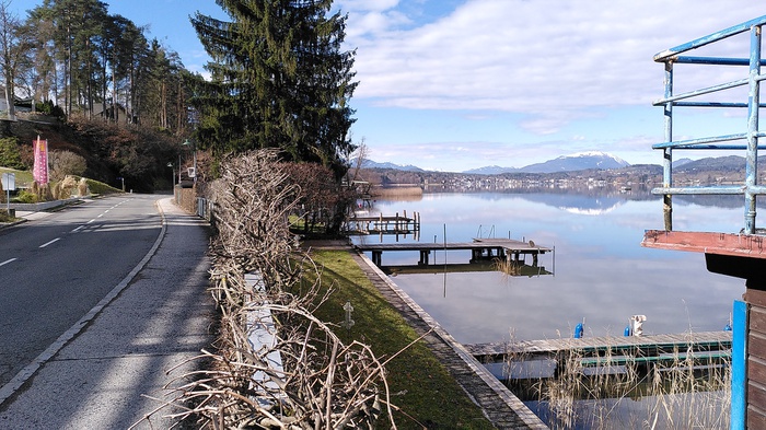 Uferzone am Wörthersee mit Stegen