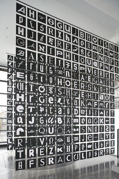 Installation "andreas uebele: alphabet innsbruck" im aut