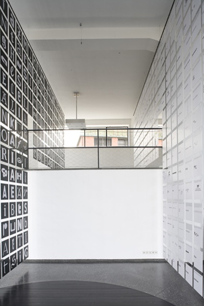 Installation "andreas uebele: alphabet innsbruck" im aut