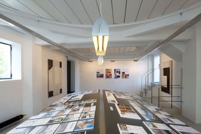 Blick in die Ausstellung "Arthur Salner: Raumbilderwelten" im aut