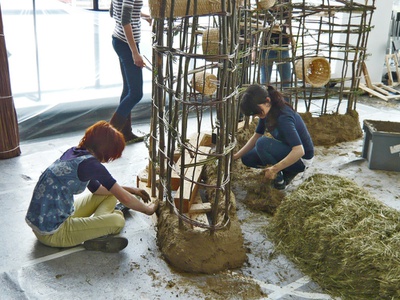 Bau einer Lehmwand für die Ausstellung von Francis Kéré