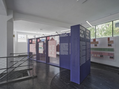 Blick in die Ausstellung "Boden für Alle. Eigennutz oder Gemeinwohl?" im aut
