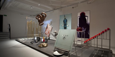 Blick in die Ausstellung "Cornelius Kolig: Meine Heimat ist mein Körper"