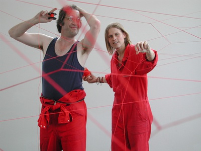 Aufbau der Rauminstallation "Red Respect"