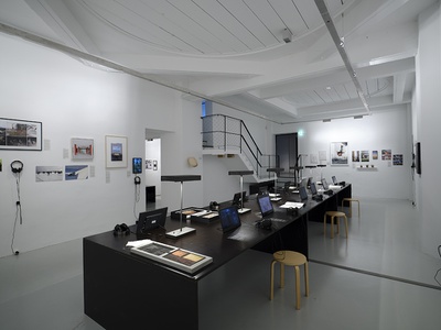 Blick in die Ausstellung "Die Körper und der Raum. 114 Beiträge zu einer sinnlichen Erkenntnis" im aut – © B+R