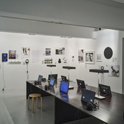 Blick in die Ausstellung "Die Körper und der Raum. 114 Beiträge zu einer sinnlichen Erkenntnis" im aut – © Günter Richard Wett