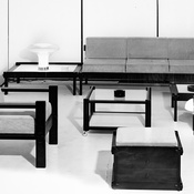 Die von der Kufsteiner Firma Pirmoser produzierte und 1969 mit dem österreichischen Staatspreis für gute Form aus­gezeichnete Variante des Steckmöbelprogramms