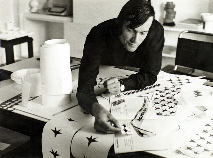 Egon Rainer bei der Arbeit am Design des Kneissl Ski, 
um 1970