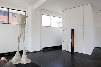 eins zu zwei – zwei zu eins – Blick in die Ausstellung im aut – Türe (EOOS) – Eingang unter Verwendung von Le Corbusiers Modulor; Bildnachweis: © B&R