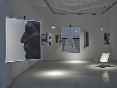 Seidendrucke von Fotos aus Francesca Torzos umfangreichem, auf jahrelangen Reisen entstandenen Bildarchiv.