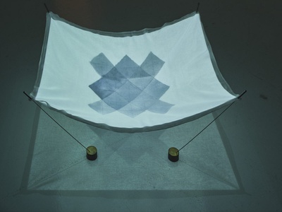 Blick in die Ausstellung - Projektionen auf fragile textile Elemente