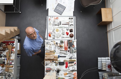 Franco Clivio mit seiner Sammlung