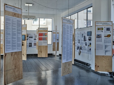 Blick in die Ausstellung im aut – Schilderwald "geld macht raum" – © Günter Richard Wett Blick in die Ausstellung im aut – Schilderwald "geld macht raum"