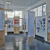 Blick in die Ausstellung im aut – Schilderwald "geld macht raum"