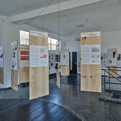 Blick in die Ausstellung im aut – Schilderwald "geld macht raum"