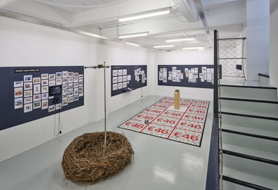 Blick in die Ausstellung im aut - Objekt von Roland Maurmair und Geldteppich