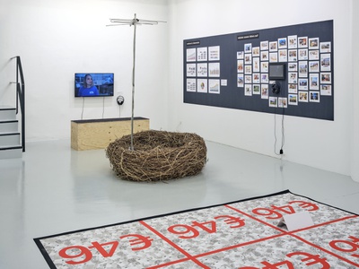 Blick in die Ausstellung im aut mit Installation von Roland Maurmair