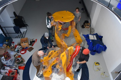 Aufbau der Ausstellung mit Hans-Walter Müller im aut