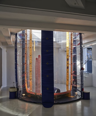 Blick in die Ausstellung "Hans-Walter Müller: Ich habe die Schwerkraft schon verlassen"