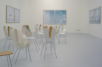 Blick in die Ausstellung mit "rabbit chairs" von SANAA und "Bildraum S 132" von Walter Niedermayr