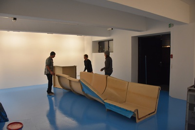 Aufbau der Kellerbar #01 "LSF 50 – Entspannung pauschal im arabischen Sommer" von Anna Lerchbaumer, Pia Prantl und Andreas Zißler