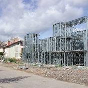 Wohnbau von Shigeru Ban und Jean de Gastines während der Bauzeit, Sommer 2004