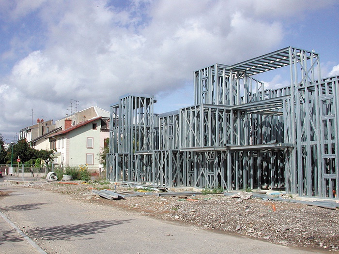 Wohnbau von Shigeru Ban und Jean de Gastines während der Bauzeit, Sommer 2004