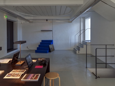 Blick in die Ausstellung „Legislating Architecture“ mit Bücher- und Filmauswahl, die den theoretischen ­Hintergrund der Ausstellung vermitteln