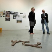 Blick in die Ausstellung "Lois und Franziska Weinberger: Feldarbeit"