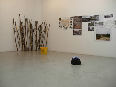 Blick in die Ausstellung "Lois und Franziska Weinberger: Feldarbeit"