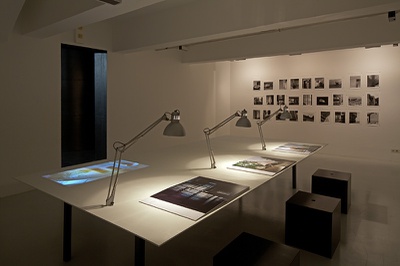 LOOSE ENDS – Blick in die Ausstellung im  aut . 
Foto: © Günter Richard Wett