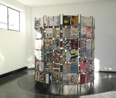 Blick in die Ausstellung im aut – Raum 1: 
„Kiosk“, 2011, 144 Ausgaben der Zeitschrift DOMUS (1956–1976) aus dem Archiv von aut. architektur und tirol, Bildnachweis: © Werner Feiersinger