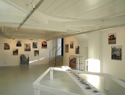 Blick in die Ausstellung im aut – Raum 2: 27 Projekte entlang der Themen Oberfläche, Materialität, Farbe, Fassaden und Dächer, 
Bildnachweis: © Werner Feiersinger