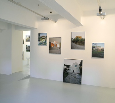 Blick in die Ausstellung im aut – Raum 4: 11 Projekte zum Thema Sommerhäuser und Ferienanlagen, Bildnachweis: © Werner Feiersinger