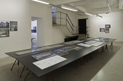 Blick in die Ausstellung "Neues Bauen in den Alpen"