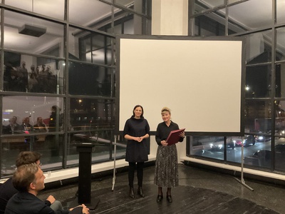 Preisverleihung durch Helena Weber (Jurorin) und Melanie Wiener (Land Tirol)