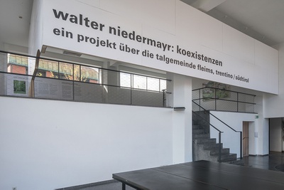Blick in die Ausstellung "Walter Niedermayr: Koexistenzen" im aut
