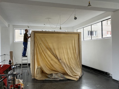 Aufbau der Installation "Collapsing Room"