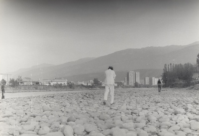Georg Decristel, das weggehen vom wasser der sill, Aktion am Sillufer in Innsbruck, 1977
