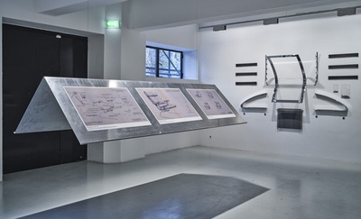 Blick in die Ausstellung "Reinhold Adolf: Schwingen und Entspannen" im aut