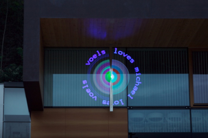 Rens Veltman, "firefly", Lichtinstallation, Gemeindezentrum Völs, 2005, Bildnachweis: © Günter R. Wett