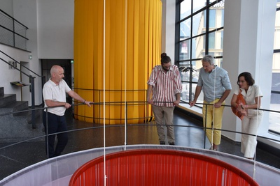José Selgas und Lucía Cano beim Besuch ihrer raumgreifenden Installation im aut