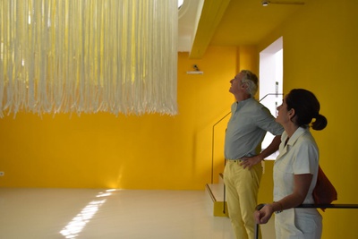 José Selgas und Lucía Cano beim Besuch ihrer raumgreifenden Installation im aut