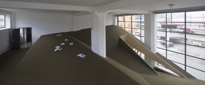 Blick in die Ausstellung „Snøhetta: Relations“ im aut mit der von Snøhetta realisierten ­„Sozialen Landschaft“