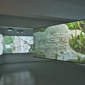 Blick in die Ausstellung "Steine zwischen den Fronten" im aut