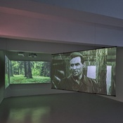 Blick in die Ausstellung "Steine zwischen den Fronten" im aut