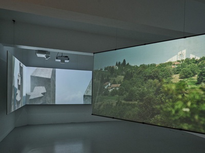 Blick in die Ausstellung "Steine zwischen den Fronten" im aut