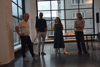 Ausstellungseröffnung mit Arno Ritter (aut), Peter Paul Mölk (Innsbruck Tourismus) sowie Karoline Mayer und Katharina Ritter (Ausstellungskuratorinnen) – © aut